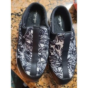 Womans Easy Spirit Travel Time Slip On Size 9 Black and White Floral Casual Boho